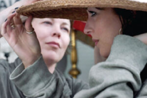 PARADISE ‘LOST’: (l to r): Olivia Colman as Leda, Dakota Johnson as Nina in ‘The Lost Daughter.’